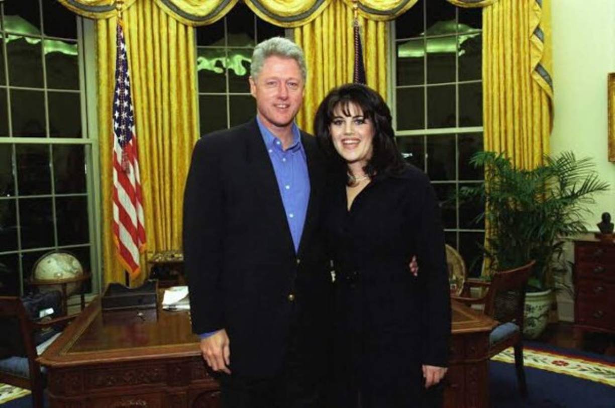 Al principio, Lewinsky también negó cualquier relación inadecuada, pero luego admitió haber tenido una aventura amorosa, como finalmente lo hizo Clinton. Esto condujo a llamados a juicio político por mentir bajo juramento y tratar de ocultar el asunto.<br/>Del 12 al 13 de diciembre de 1998, el Comité Judicial de la Cámara, votando casi exclusivamente según las líneas del partido, aprobó cuatro artículos para el juicio político: dos sobre perjurio, un tercero sobre obstrucción de la justicia y un cuarto sobre abuso de poder.<br/>El 19 de diciembre, la Cámara de Representantes votó por la destitución en base a solo dos artículos: perjurio ante un gran jurado y obstrucción de la justicia.<br/>Sin embargo, en la votación del Senado el 12 de febrero de 1999, los 45 senadores demócratas se mantuvieron unidos contra los 55 republicanos para bloquear una votación de dos tercios para su condena.<br/>Clinton permaneció en su puesto hasta el final de su mandato en 2001.<br/>