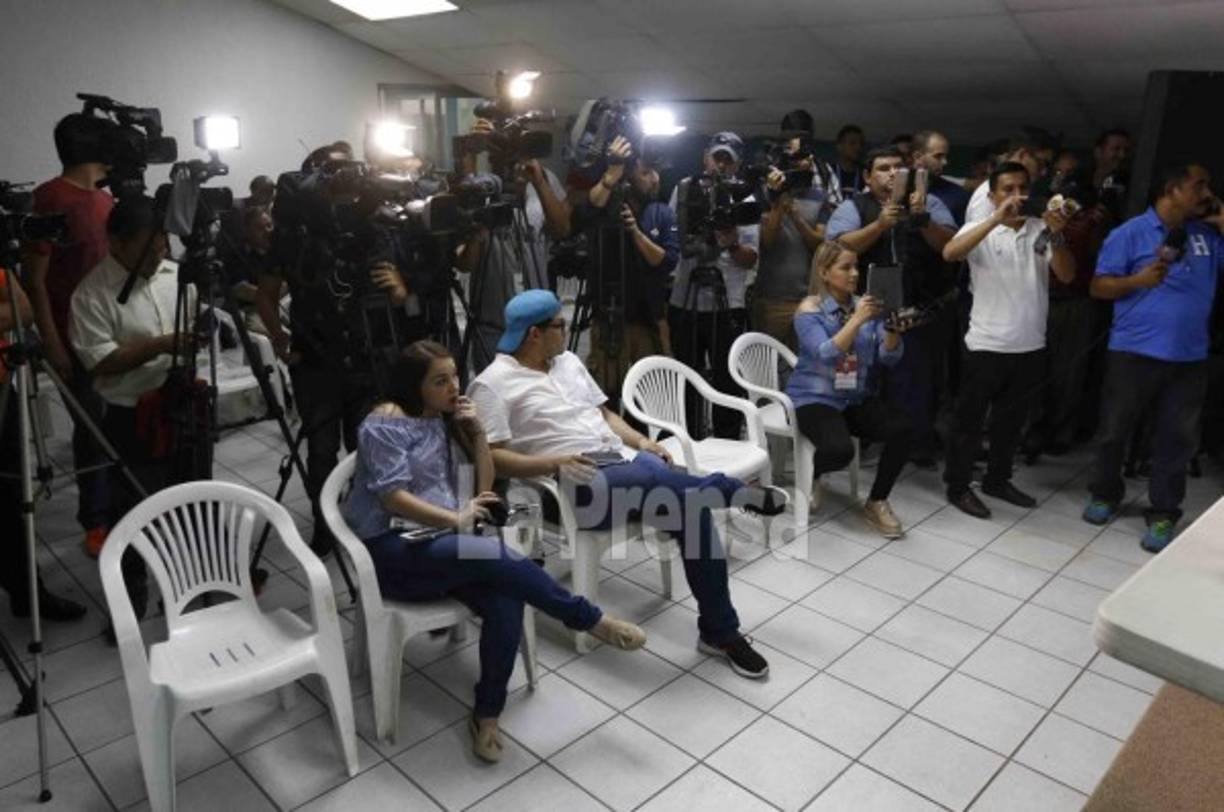 Brazil's forward Neymar (R) walks on the pitch with his son Davi Lucca during a training session at Yug Sport Stadium, in Sochi, on July 4, 2018, during the Russia 2018 World Cup football tournament. / AFP PHOTO / NELSON ALMEIDA