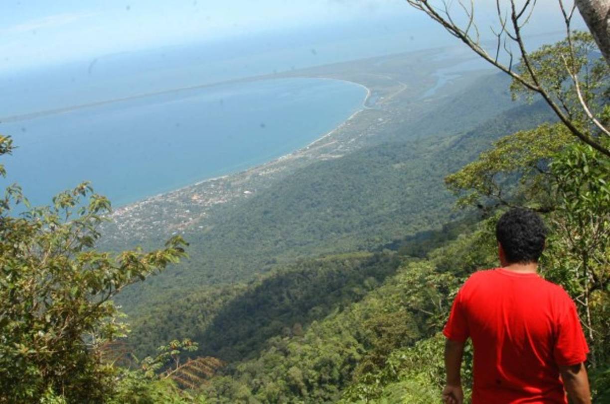 La montaña de Calentura, en Trujillo, es el pico más alto del Parque Nacional Capiro Calentura. Desde su cima puede disfrutar de la bahía.