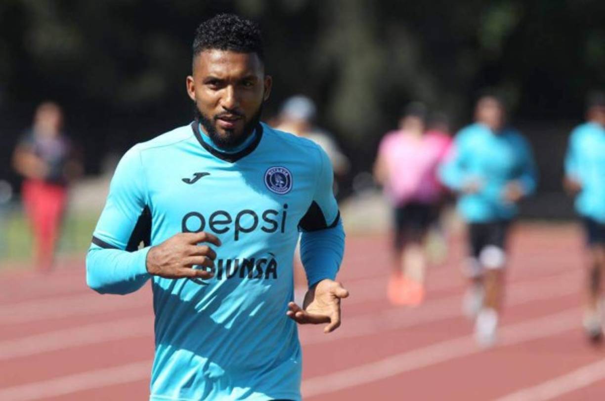 Reinieri Mayorquín acompañará a Héctor Castellanos en el centro del campo.