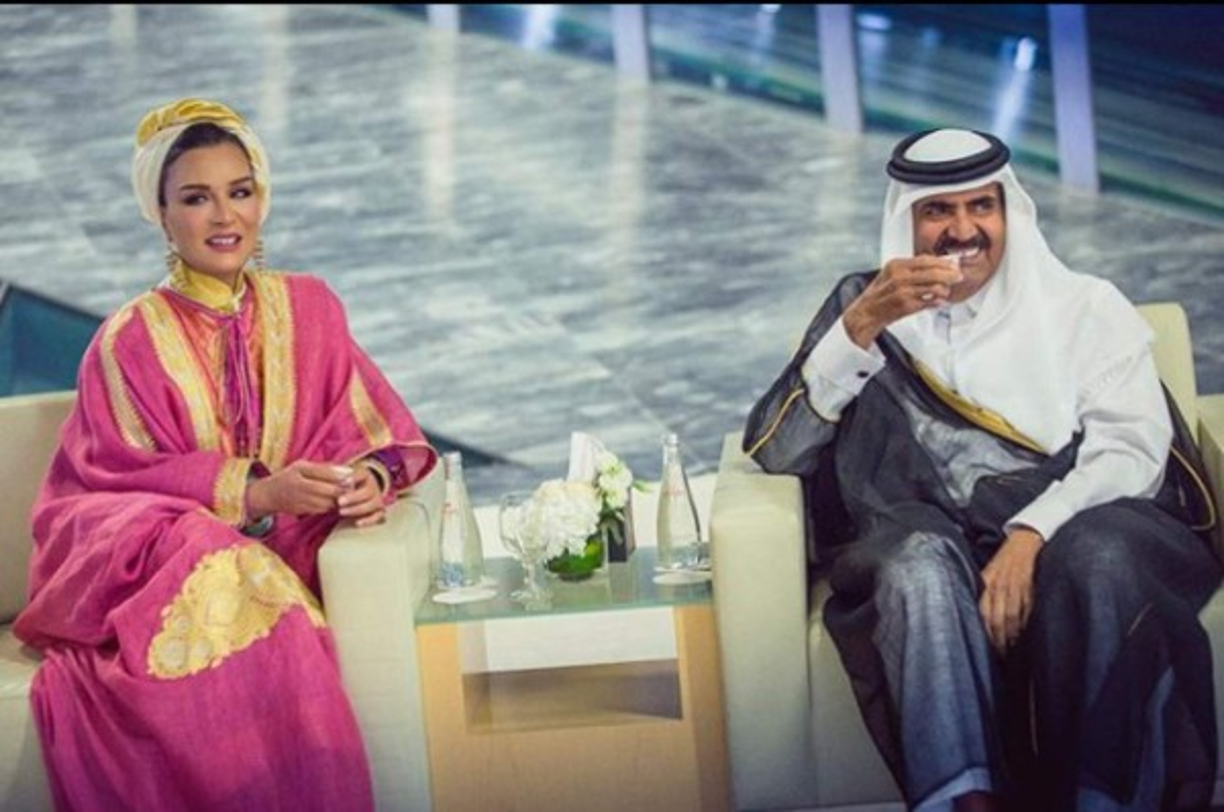 Mozah y su marido estuvieron en el poder desde el 27 de junio de 1995 hasta el<br/>25 de junio de 2013.