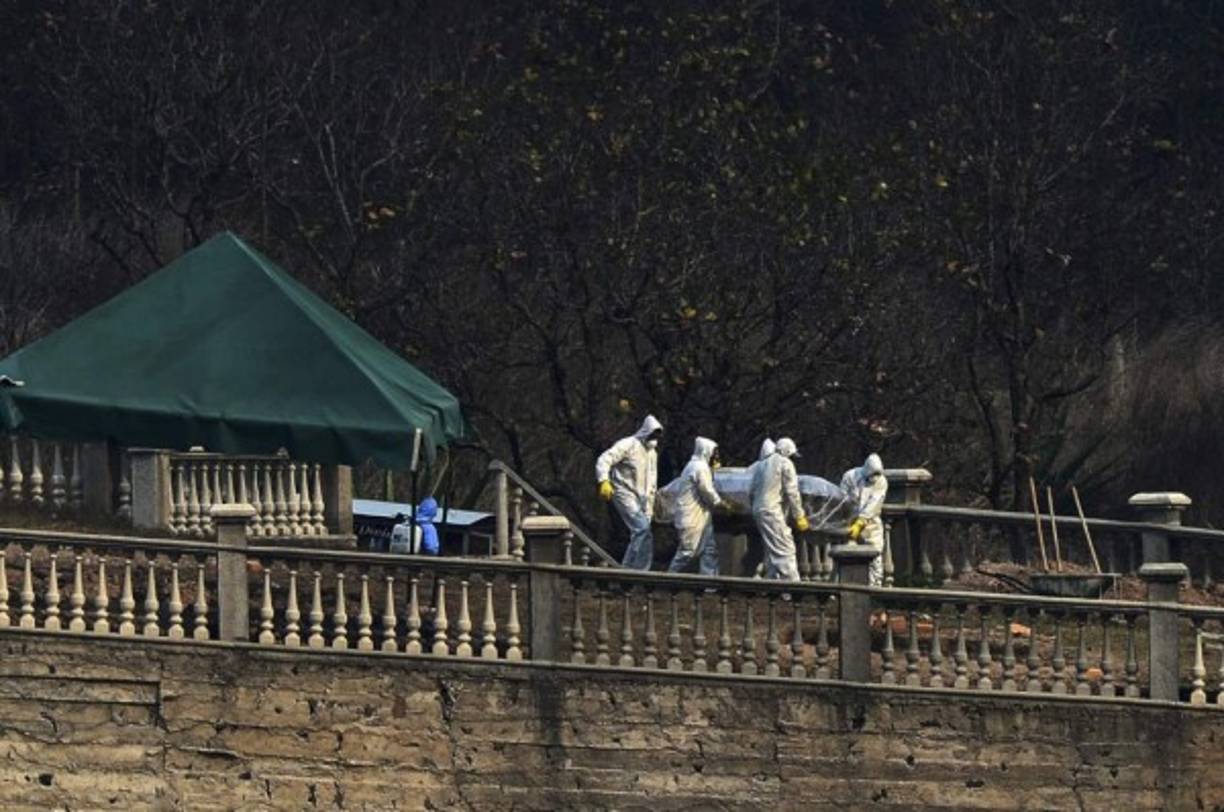 A Health Secretary worker transports the dead body of a COVID-19 victim to the morgue at the Universitary School Hospital in Tegucigalpa, on April 27, 2021. - Honduras registers 5,193 deaths due to COVID-19 and 207.320 confirmed cases. (Photo by Orlando SIERRA / AFP)