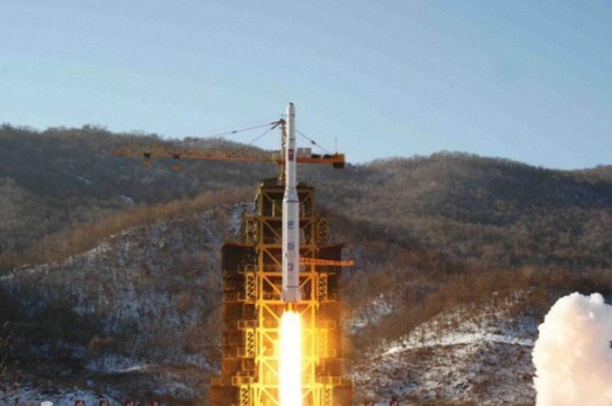 Corea del Norte lanzó el satélite Kwangmyŏngsŏng-3 para observación terrestre en 2012. Expertos aseguran que ese lanzamiento marcó el inicio de los ensayos con armas nucleares en Pyongyang.
