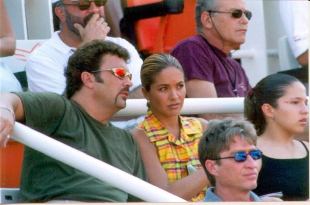 La revista TVyNovelas tuvo la exclusiva de las fotografías de los sitios que la pareja visitó en su primer viaje de esposos. Los años transcurrían y cada enero la pareja afrontaba los rumores de separación.<br/><br/>