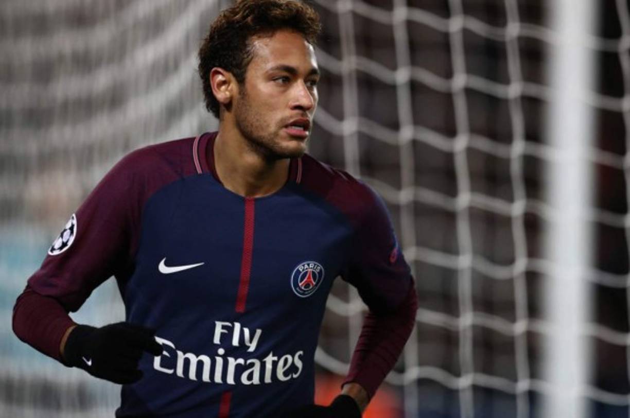 Neymar: El delantero brasileño no la pasa nada bien en el PSG de Francia y cada vez más aumentan los rumores que podría llegar al Real Madrid. Medios españoles han revelado que acepta irse al club brasileño con la condición de que vendan a Cristiano Ronaldo.