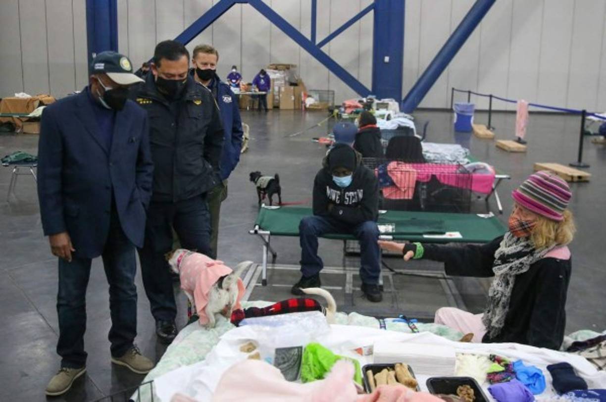 El alcalde de Houston Sylvester Turner ordenó habilitar varios centros de albergue con calefacción para las personas afectadas por los cortes de energía.