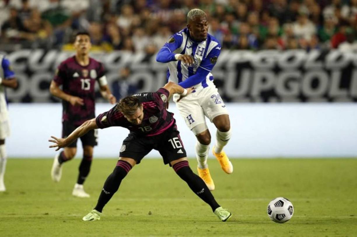 Deiby Flores en un tremendo duelo con Héctor Herrera en el centro del campo.