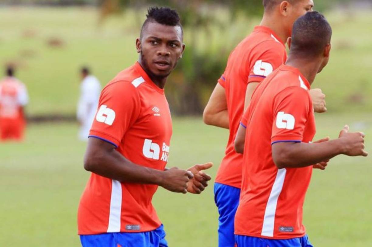 Elmer Güity solamente ha estado en 4 partidos con el Olimpia e inclusive ha tenido que ser enviado a las reservas del equipo.