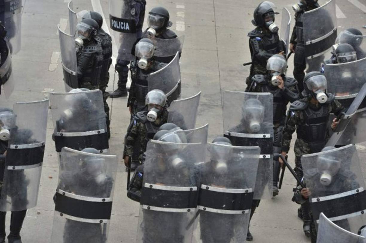 Sin embargo, los elementos policiales lograron dispersar a los protestantes.