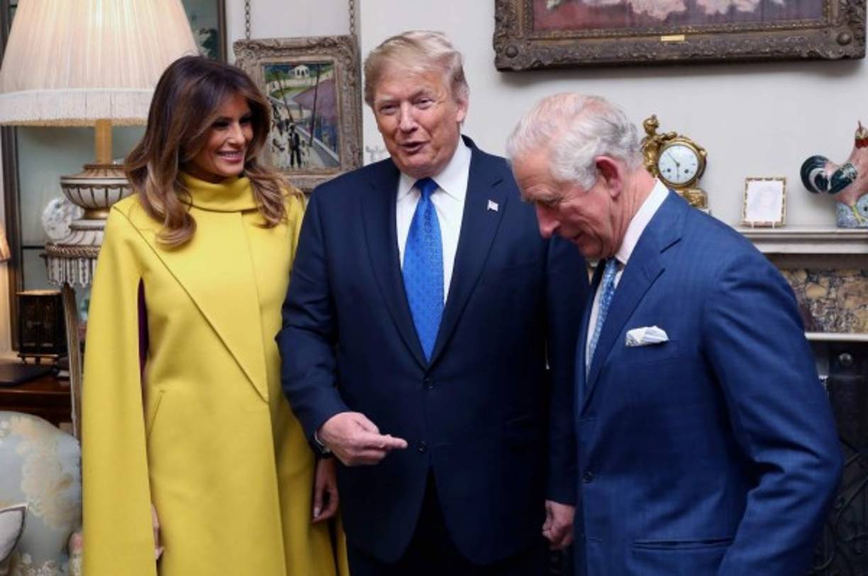 El atuendo de Melania desató burlas en redes sociales, donde varios usuarios la compararon con el pájaro amarillo de Plaza Sésamo.