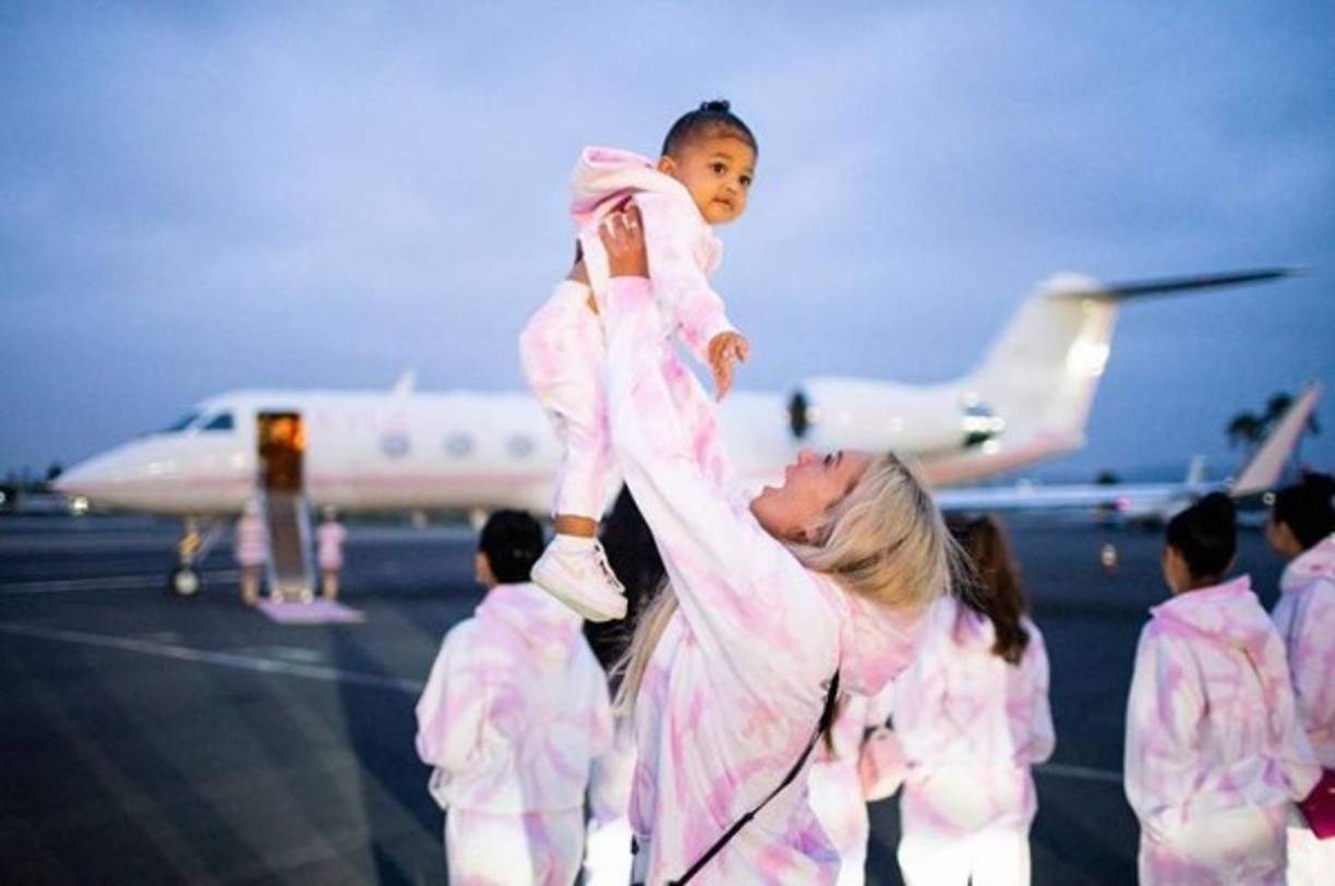 Stassie conoce a Kylie desde que eran unas niñas, pero su relación se ha fortalecido en los últimos meses ahora que Jordyn Woods se ha apartado de la vida de Jenner.<br/><br/>Se dice que Karanikolaou y Jenner se hicieron tatuajes a juego con el nombre de 'Stormi', hija de Kylie.