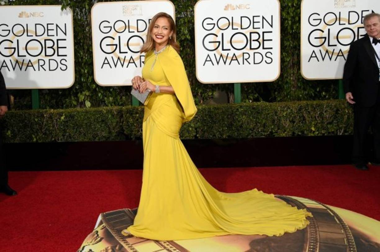Jennifer López en un amarillo motaza de Giambattistavalli.