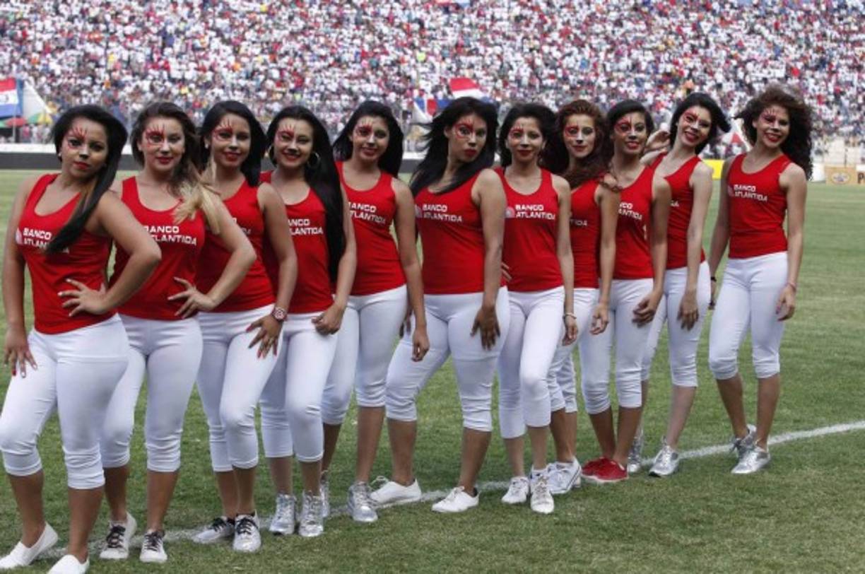 La Gran Final del fútbol hondureño está adornada con lindas mujeres.