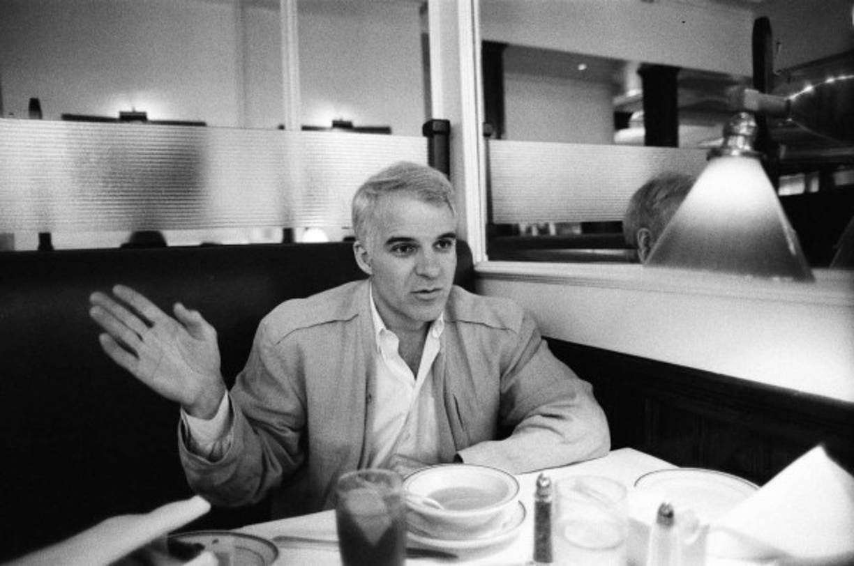 El comediante es entrevistado en una cena realizada en Los Angeles, California en 1980. En esta década llegaron sus primeros superéxitos, con Roxanne a la cabeza, una adaptación de Cyrano de Bergerac llevada al cine por Fred Schepisi.