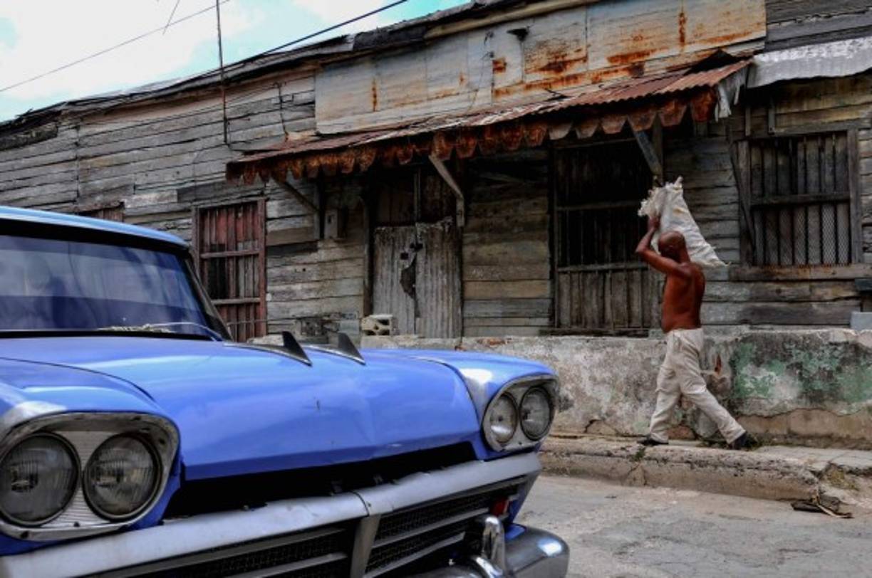 En 2006, Fidel Castro delegó la Presidencia de forma temporal a su hermano Raúl. En 2008 renunció al cargo y su hermano se convirtió en el nuevo mandatario.