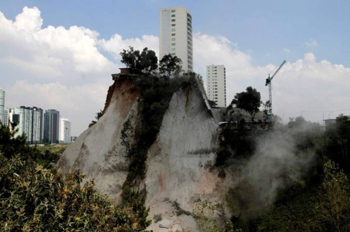 El conjunto residencial tiene un riesgo porque están habiendo derrumbes. <br/><br/><br/>El residencial Vista del Campo viola la altura permitida para edificaciones en la colonia Prados de la Montaña, en la zona corporativa de Santa Fe. <br/>De acuerdo con el Programa Parcial de Desarrollo Urbano vigente, así como con El Programa Delegacional de Cuajimalpa, el uso de suelo permitido es Habitacional de 3 niveles y 50 por ciento de área libre.<br/>