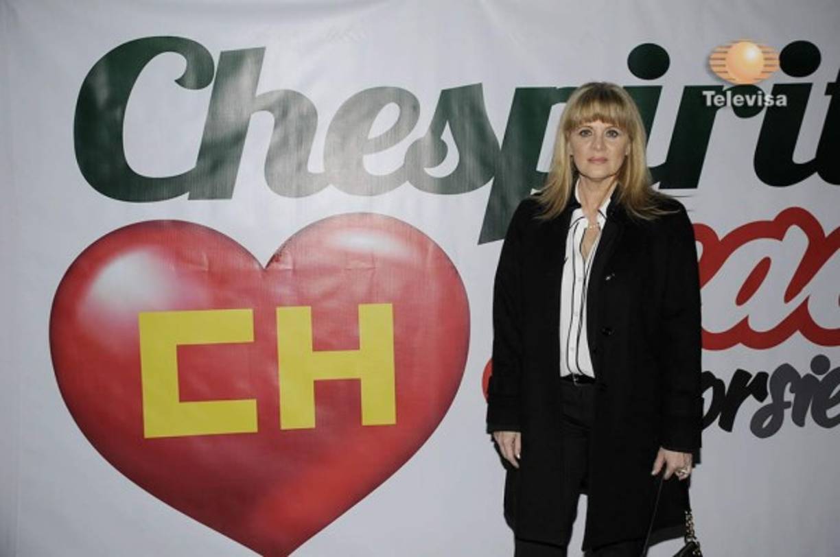 Erika Buenfil, quien fue de las primeras en llegar al inmueble, lamentó el deceso del cómico y exaltó el legado humorístico del creador de El Chavo del Ocho.