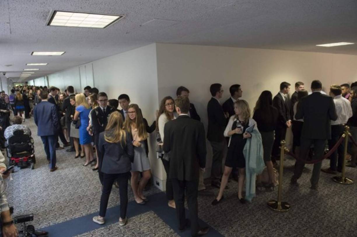 Desde muy tempranas horas decenas de personas acudieron al capitolio para presenciar la audiencia de Comey.