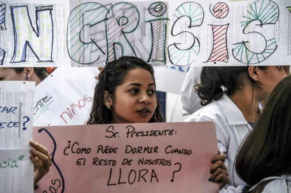 Para esta noche, la oposición convocó a la 'concentración de las luces' en memoria de los fallecidos en las protestas, que además dejan cientos de heridos y detenidos, de los cuales 159, según la ONG de derechos humanos Foro Penal, fueron enviados a prisión por tribunales militares.