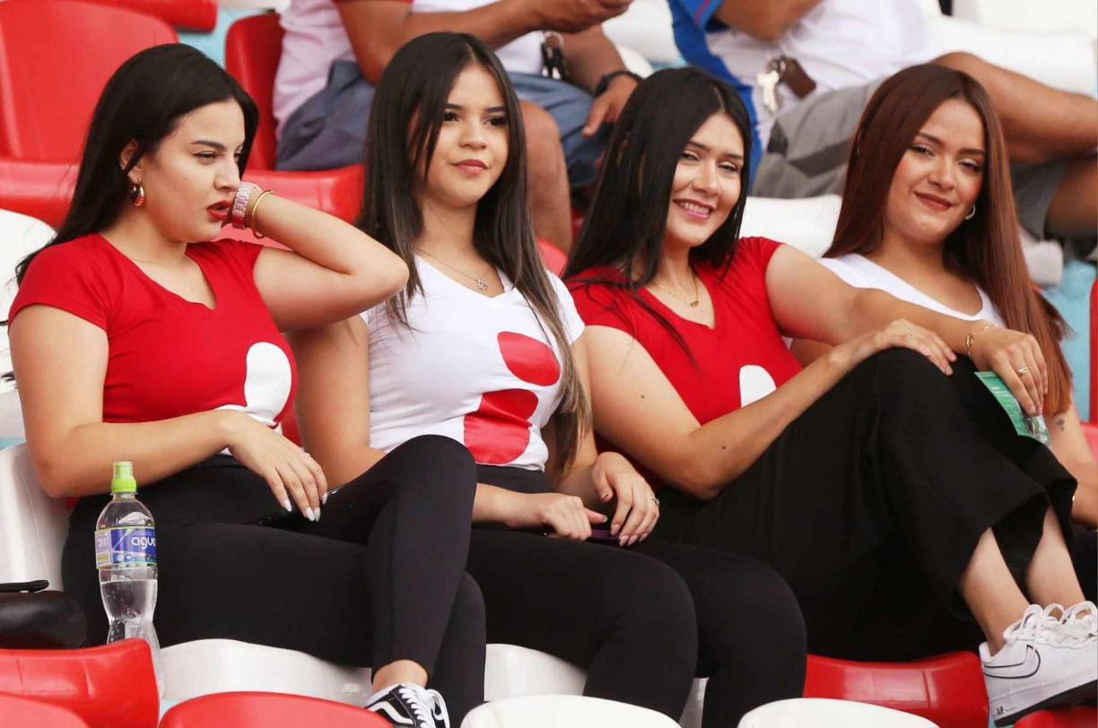 La belleza no puede faltar nunca en los estadios de la Liga Nacional de Honduras.
