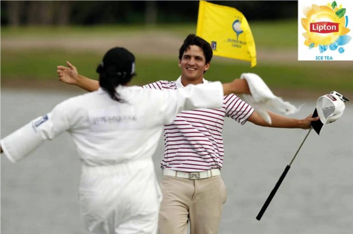 Velázquez corre a celebrar con su caddie Sandra Acosta. Foto Delmer Martínez