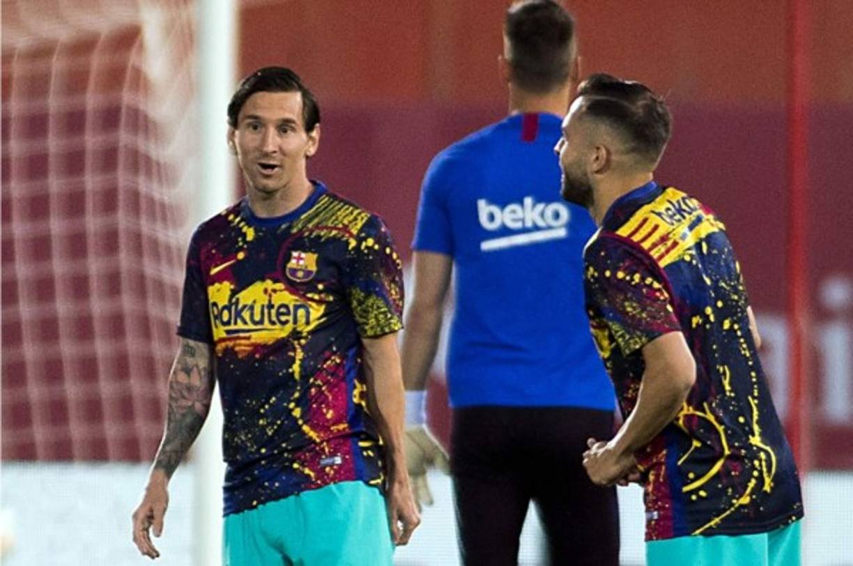 Con esta curiosa camiseta saltaron los jugadores del Barcelona al campo del estadio de Son Moix y Messi también sorprendió con su nuevo look.