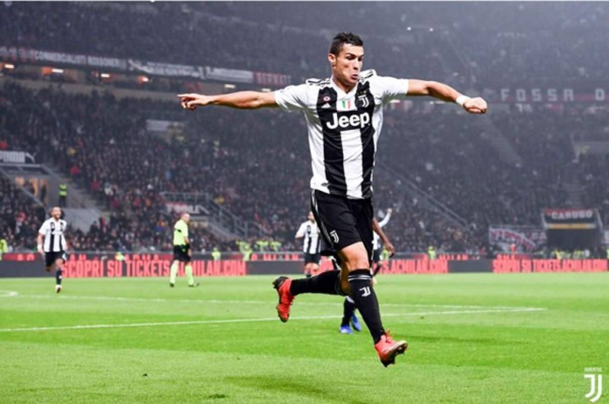 Cristiano Ronaldo preparándose para realizar su habitual y original festejo. Foto @JuventusFC