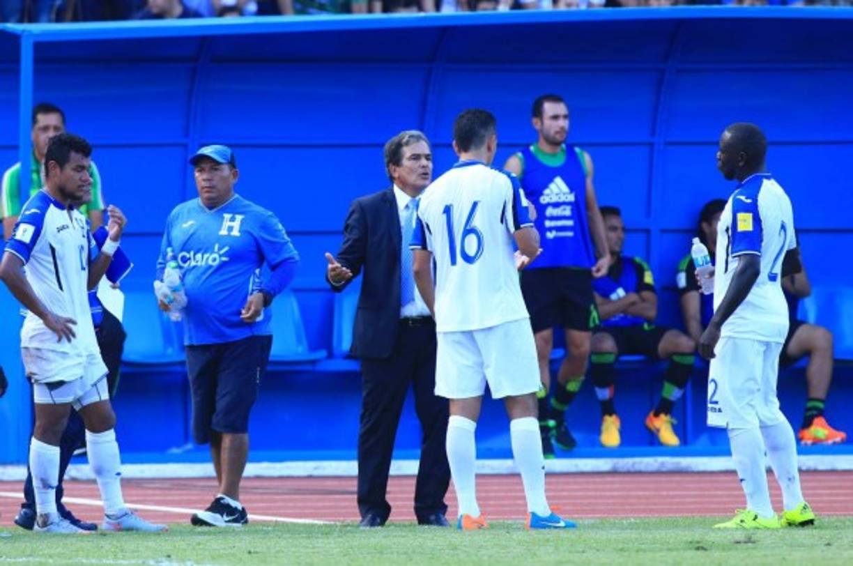 Leverón escucha atentamente al profesor Pinto, un experimentado técnico que se lleva el segundo revés consecutivo en la primera fase de la eliminatoria de Concacaf.