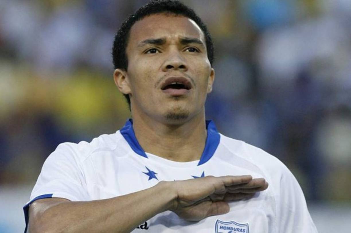 Rambo de León se ganó el cariño de los aficionados hondureños luego de sus grandes actuaciones con la selección de Honduras. Con la H jugó más de 70 partidos, hoy el volante se resiste al retiro y se gana la vida en Estados Unidos.