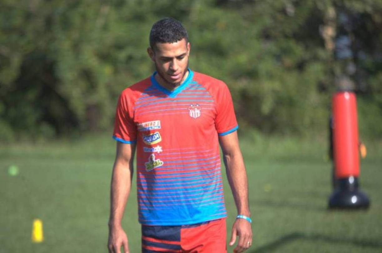 El delantero hondureño Eddie Hernández tiene seis meses más de préstamo en el Vida y según información, está a la espera de una oferta del Olimpia. La ficha del atacante le pertenece al Motagua.