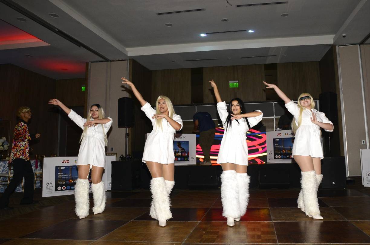 Bailarines de Frank’s Show deleitaron con diversas coreografías. 