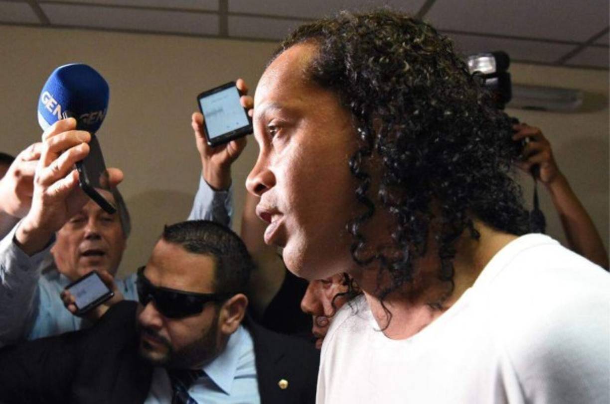 Tras la deudas de Ronaldinho con el fisco, al astro carioca se le retiró el pasaporte brasileño y comenzaron sus problemas.