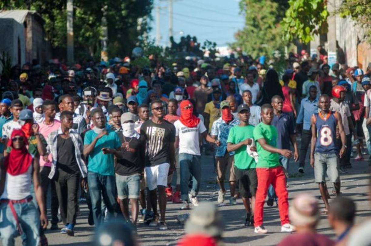 El Gobierno de Chile espera que los países de la región “presten atención” de lo que está ocurriendo en Haití, donde las violentas protestas, que se prolongan por nueve días en reclamo de la renuncia del presidente del país, Jovenel Moise, han provocado la muerte de al menos nueve personas. <br/><br/>“Estamos consultando a otras Cancillerías de la región porque queremos que se preste atención a lo que está ocurriendo en Haití. Desde luego nos preocupa enormemente”, enfatizó el canciller Roberto Ampuero. <br/><br/>El diplomático señaló que lo que Chile está planteando ahora es su preocupación por la situación que ocurre en Haití y también expresó que se están “haciendo votos y desplegando algunos esfuerzos para que vuelva a restablecerse el orden y la tranquilidad en ese país”.
