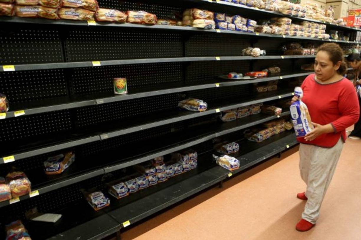 Los habitantes de las zonas en riesgo abarrotaron los supermercados, haciéndose de provisiones ante el inminente impacto del huracán.