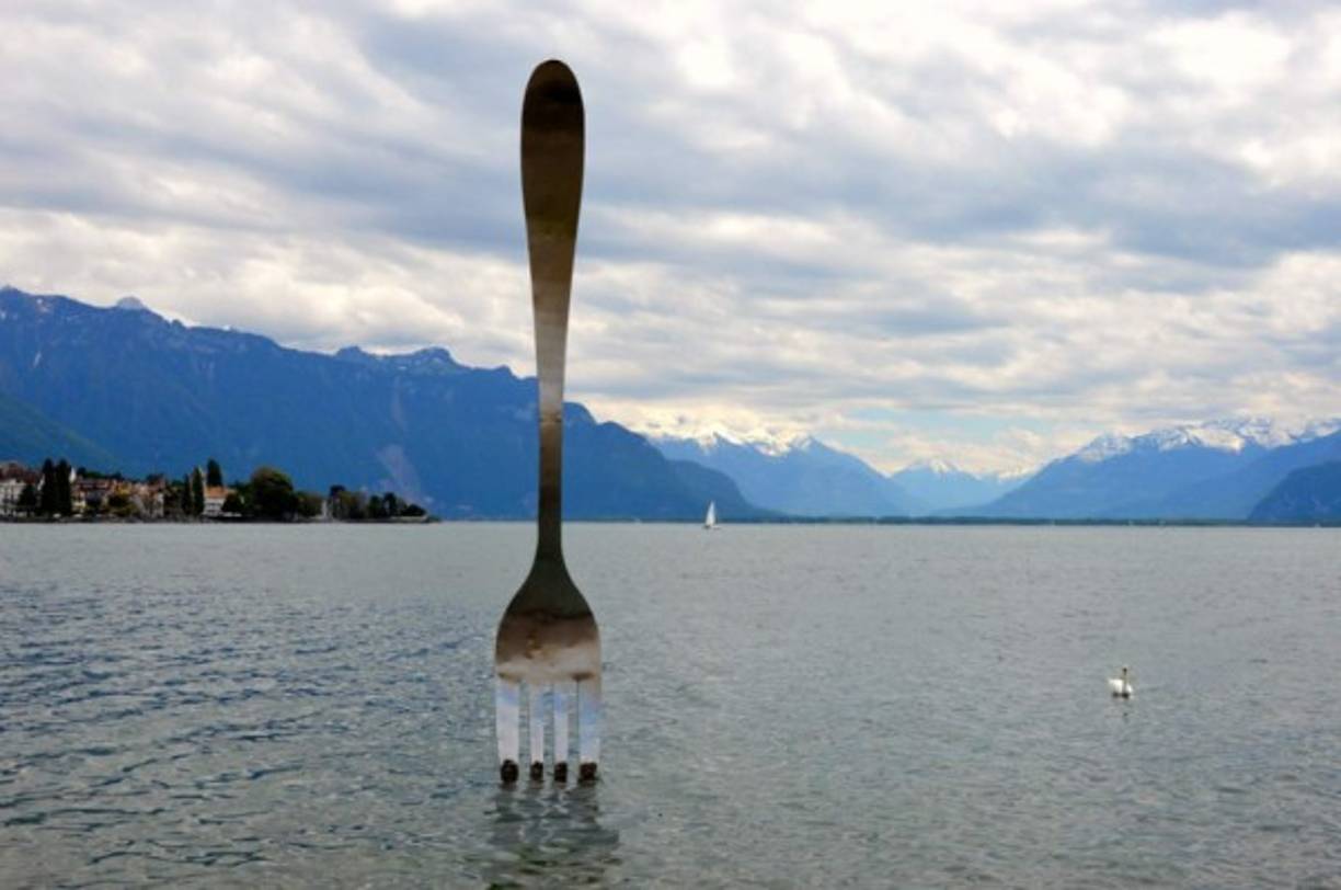 En un inicio, el tenedor estuvo allí durante un año, frente al museo. Luego fue trasladado a Littau, como decoración de los jardines de la fábrica de cuchillos de Berndorf (una empresa con mas de 170 años de historia).<br/>En 2007, el tenedor regresa al lago mediante una exposición temporal.Es entonces cuando los habitantes de Vevey realizan una petición para que el ayuntamiento autorice el emplazamiento definitivo al lago.<br/>Imagen tomada de http://www.viajavia.com/puntos-de-interes-en-suiza-francesa/