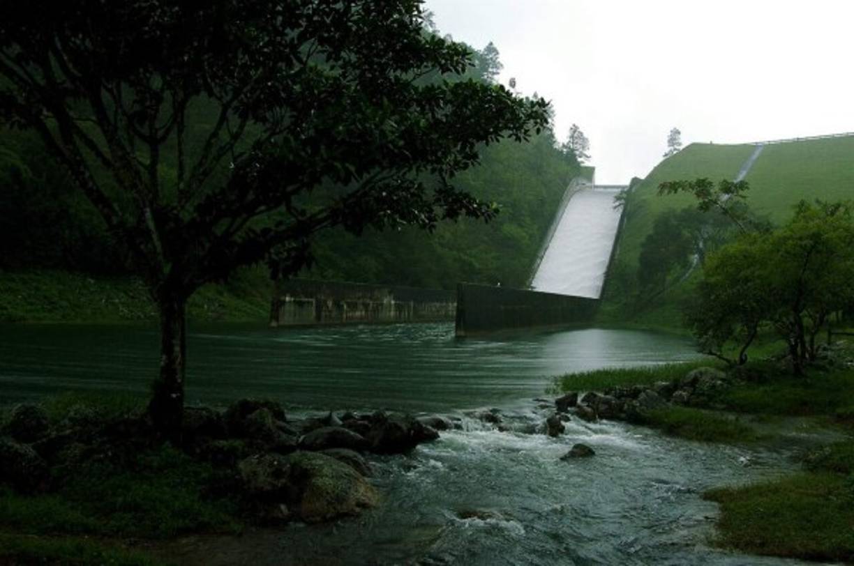 Hace años, del embalse bajaba agua fría cristalina sobre una cortina de cemento.