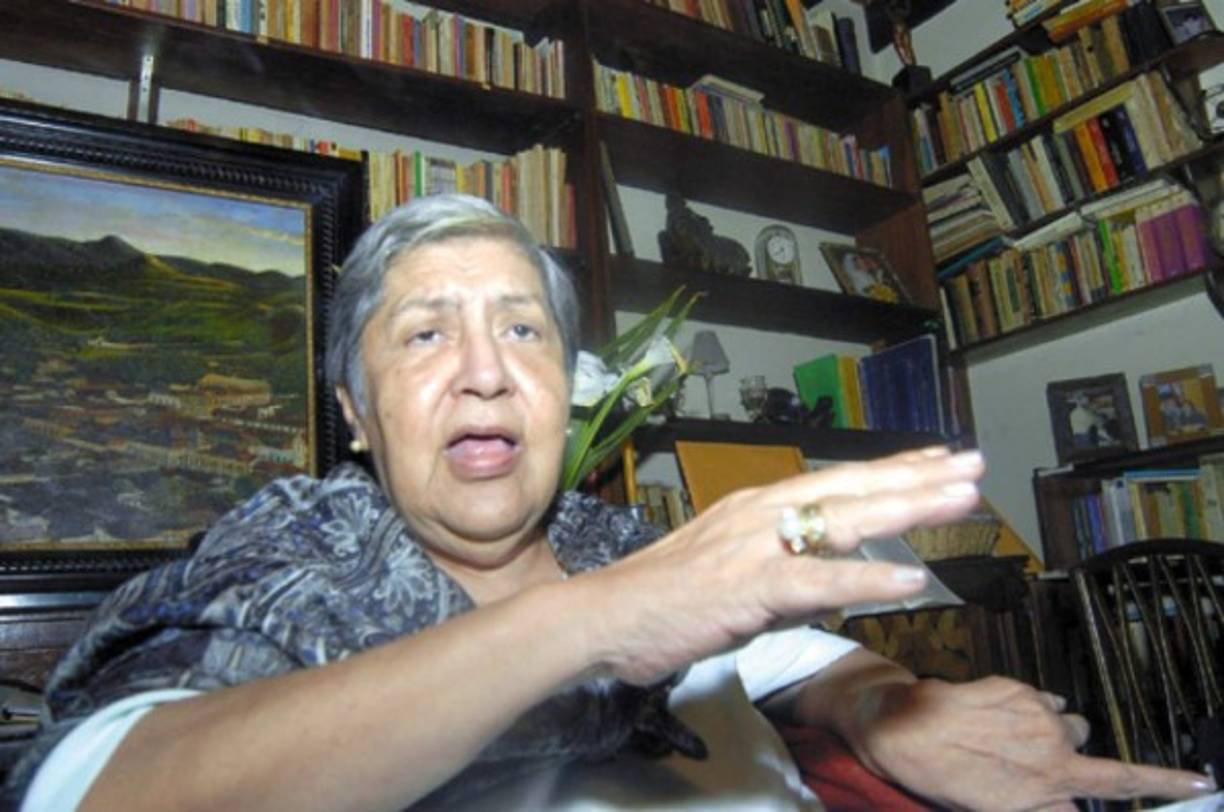 LETICIA OYUELA. Nació en Tegucigalpa en 1935 y murió en 2008. Fue una escritora e historiadora hondureña poseedora de un peculiar estilo que mezclaba ambas disciplinas. Entre sus muchos trabajos académicos que escribió está el libro El Naif en Honduras.