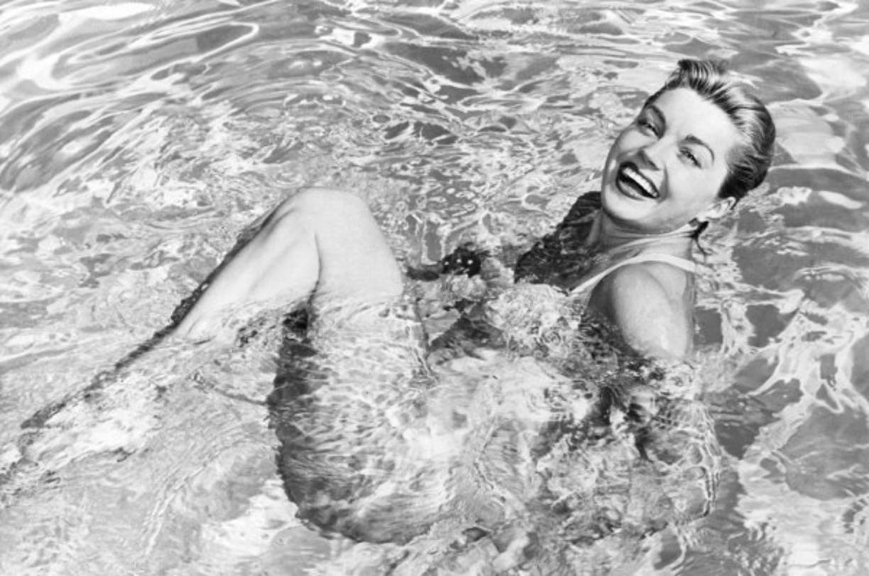 Esther Williams. En su juventud solía ser una nadadora extraordinaria. Su destreza en el agua le permitió ganar tres campeonatos nacionales de estilo crol y libre, por lo que fue considerada una de las mejores nadadoras de su tiempo.