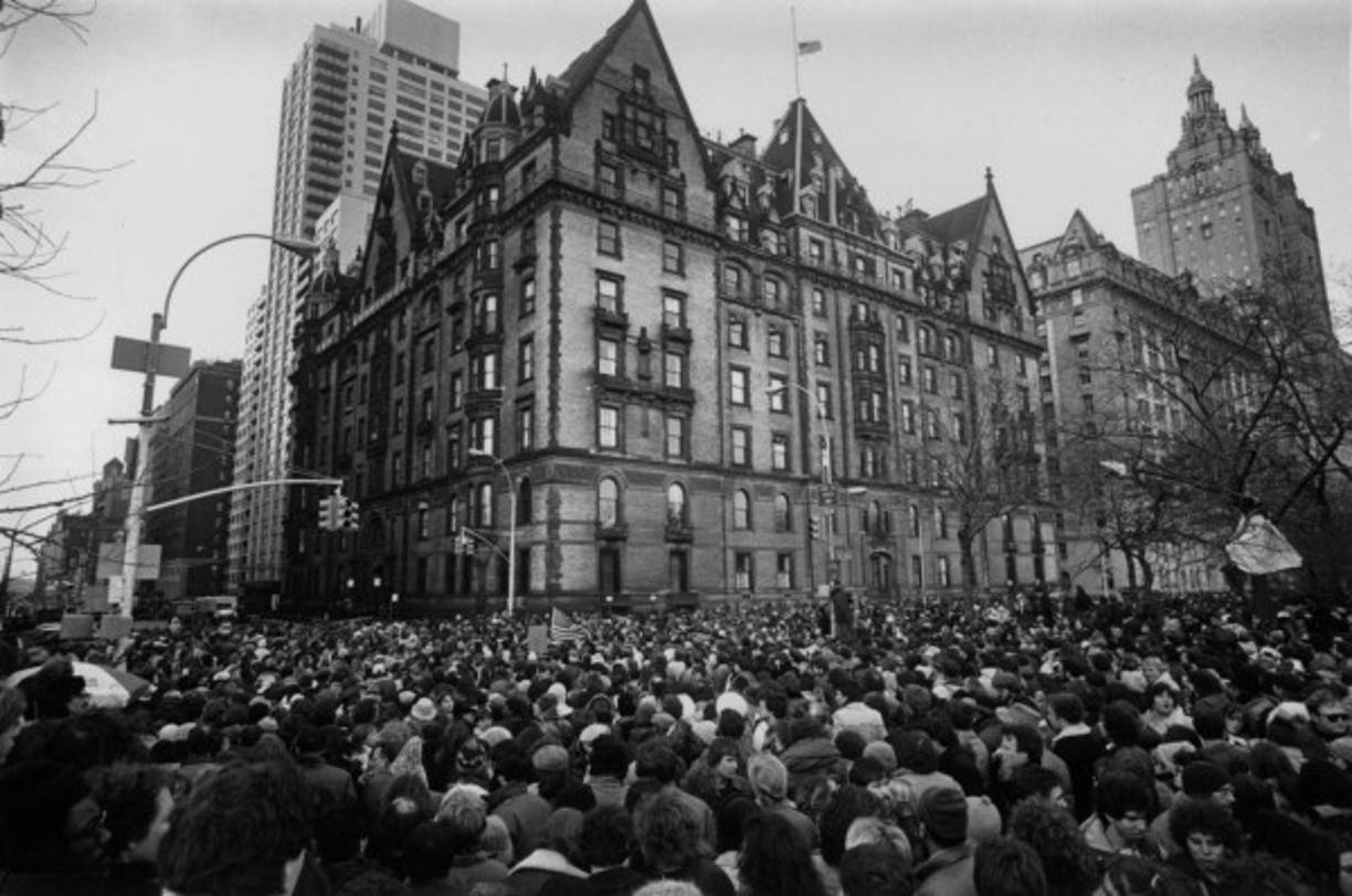 Miles de personas se congregaron el 8 de diciembre de 1980 en las afueras del apartamento donde vivía Lennon con su esposa Yoko Ono en Nueva York tras enterarse del asesinato del músico.