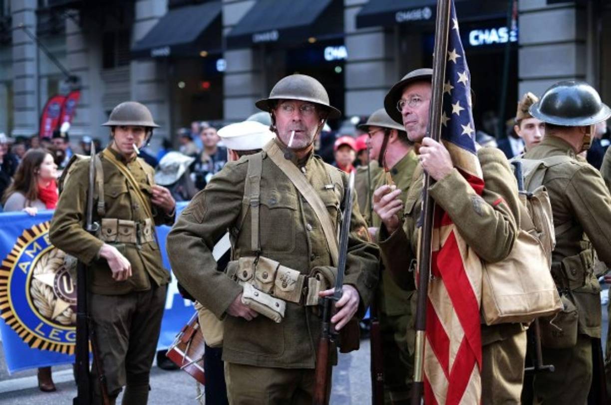 Varios soldados estadounidenses se vistieron con los uniformes utilizados por el ejército americano durante la Primera Guerra Mundial para recordar a los caídos en el conflicto.