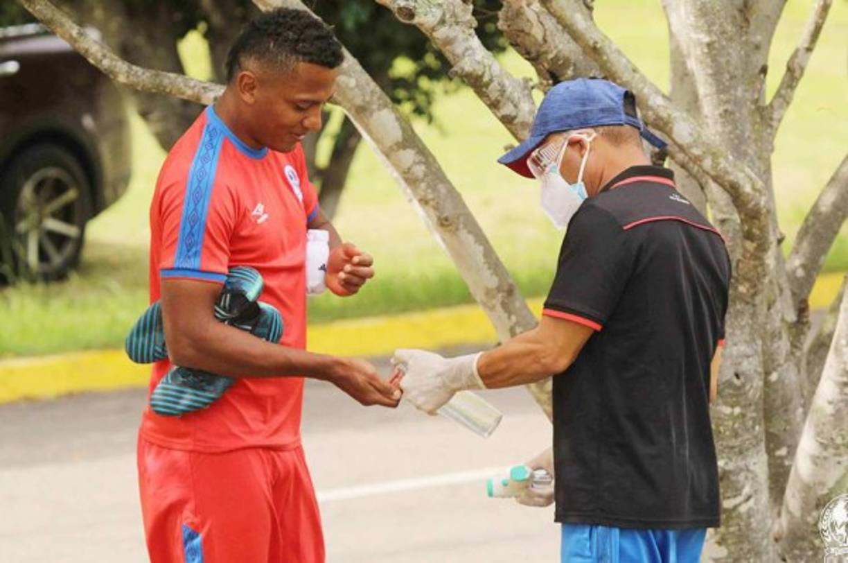 Ever Alvarado: El defensor llegó a un acuerdo para renovar su contrato con Olimpia por lo que seguirá una temporada más con los albos.<br/>