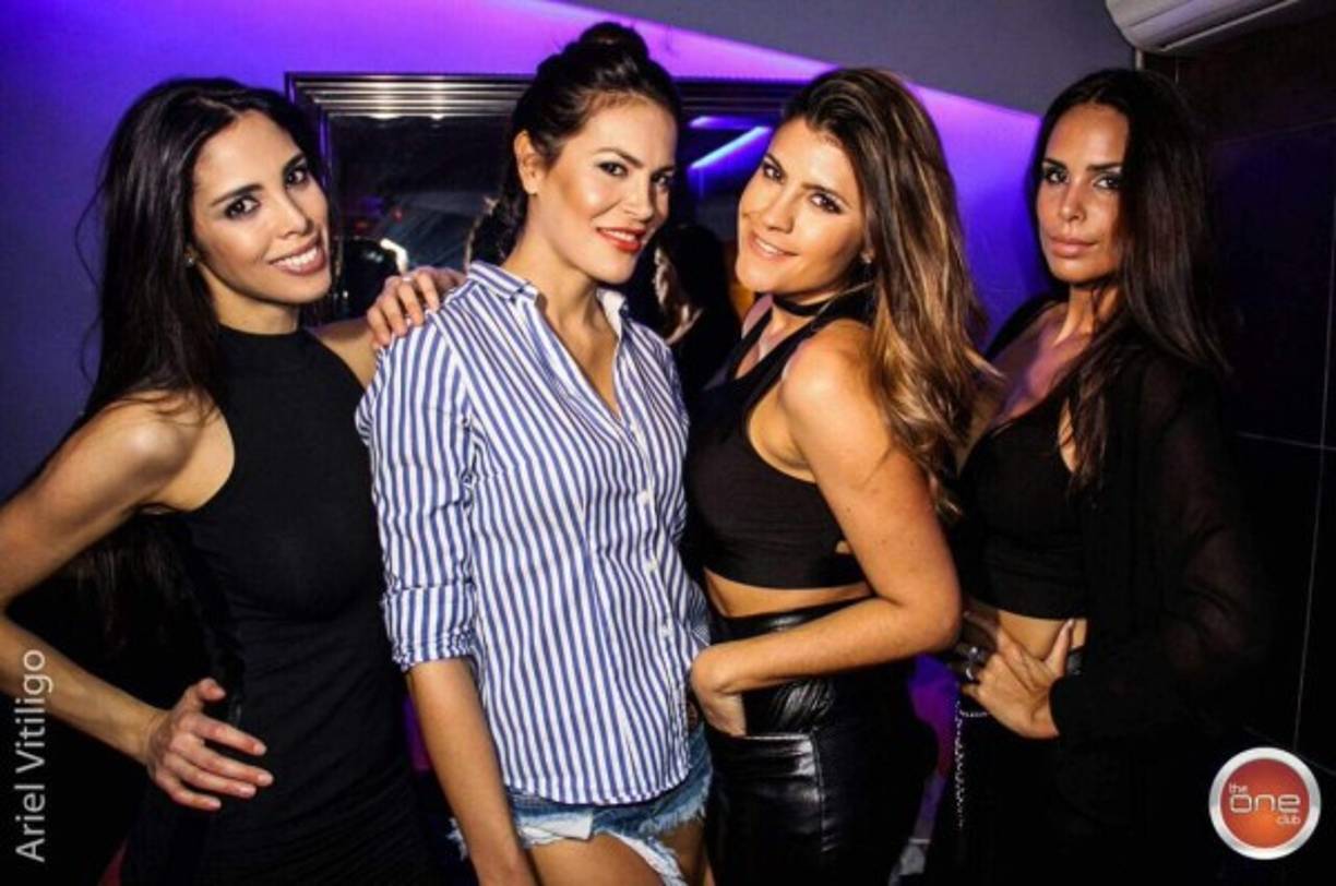 Flor disfrutando con sus amigas.