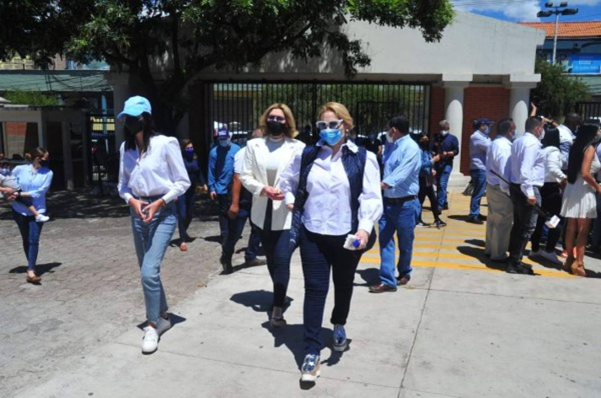 La esposa e hijas de Tito Asfura a su llegada al centro de votación en la Universidad Pedagógica de la capital hondureña.<br/>