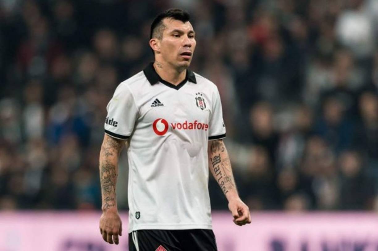El chileno Gary Medel llegó a Bologna para jugar por el conjunto italiano por dos temporadas. La Gazzetta dello Sport, además señala que el jugador de 32 años ya pasó el reconocimiento médico. Este sería el regreso del capitán chileno a la Serie A tras haber jugado en el Inter de Milan.