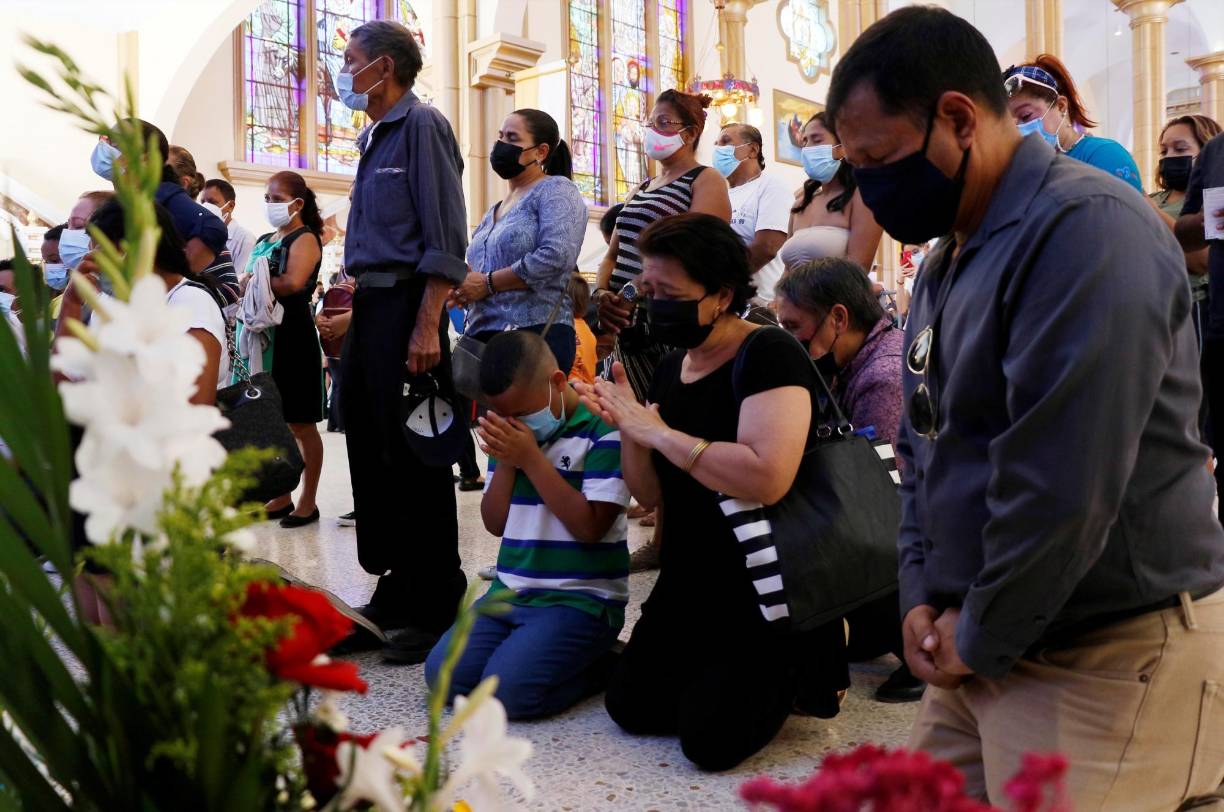  El acto religioso fue precedido por una alborada musical que miles de feligreses y artistas nacionales celebraron en el santuario desde anoche hasta la madrugada de hoy.