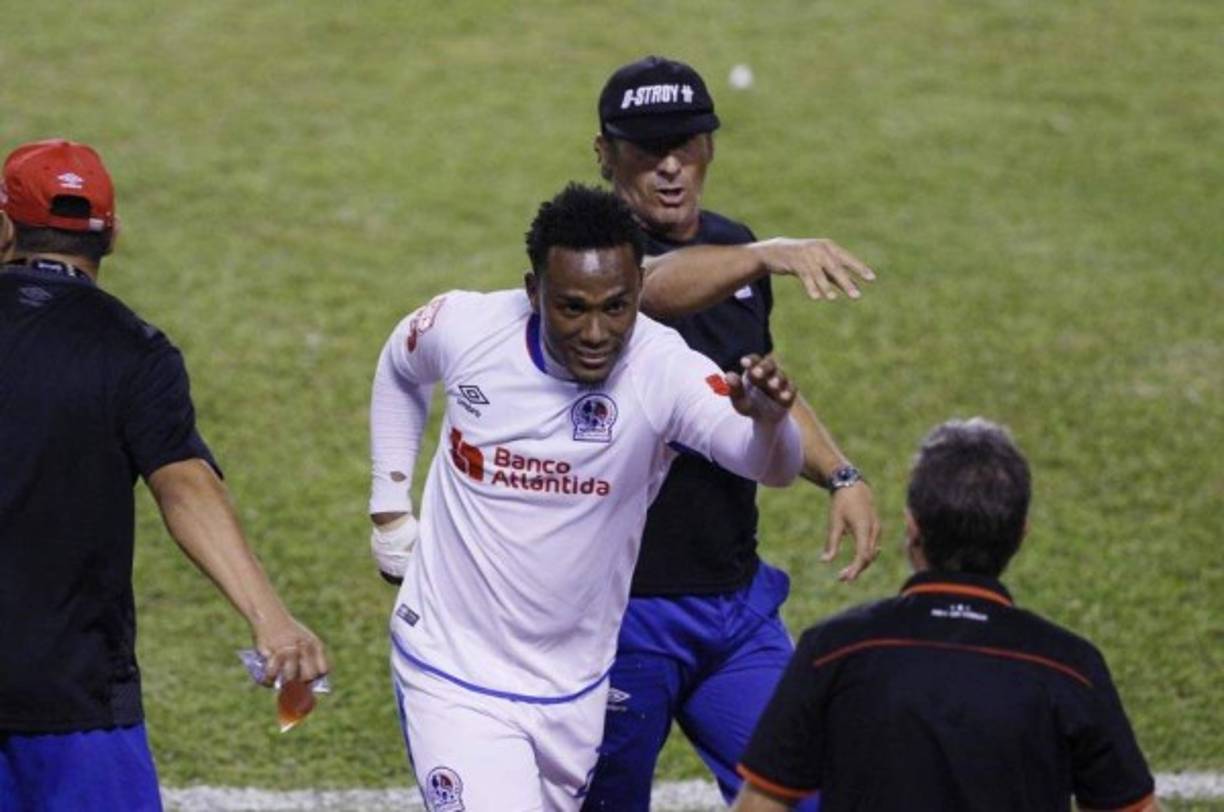 Deiby Flores podría tener las maletas listas para dejar el Olimpia y volver al extranjero. Pedro Troglio se refirió al mediocampista. 'A Deybi yo ya le dije: 'Tranquilo, tomate este tiempo y si el día 2 te presentás, todo bien; si no, salgo a buscar a otro jugador'', declaró el entrenador albo.