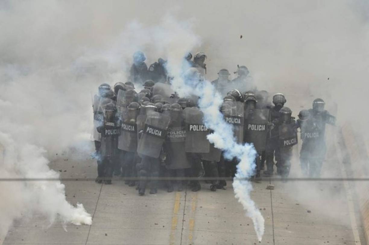 Elementos policiales lanzaron gases lacrimógenos a protestantes que les atacaron con piedras durante las protestas.