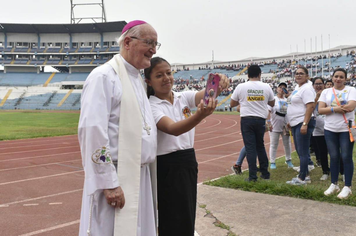 Monseñor Garachana bajó del estrado para realizar un recorrido por el estadio y saludar a los miles de feligreses en las graderías. 