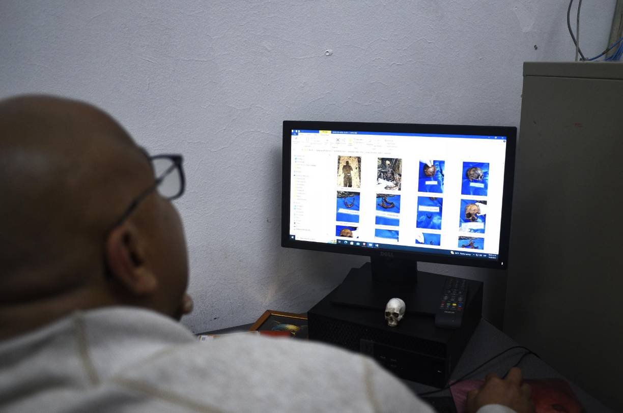 Los cuerpos, en su mayoría en estado esquelético, fueron encontrados juntos en un mismo terreno baldío.