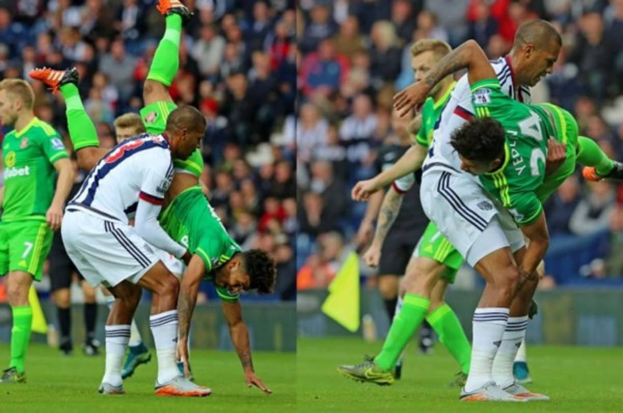 El venezolano Salomón Rondón se robó las miradas de los espectadores al agarrar así a Deandre Yedlin, quien se salvó de una caída estrepitosa. El fotógrafo captó justo el momento.